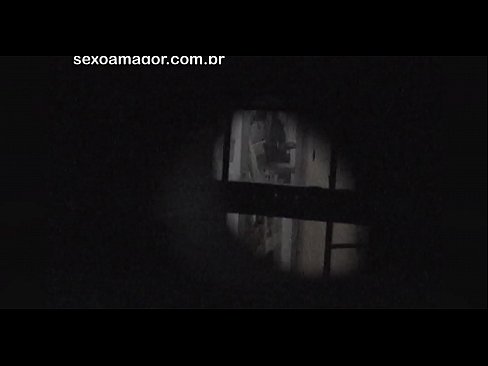 ❤️ 金發女郎被隱藏在空心磚後面的鄰居偷窺偷拍 ❌ 他媽的視頻 在我們 ☑